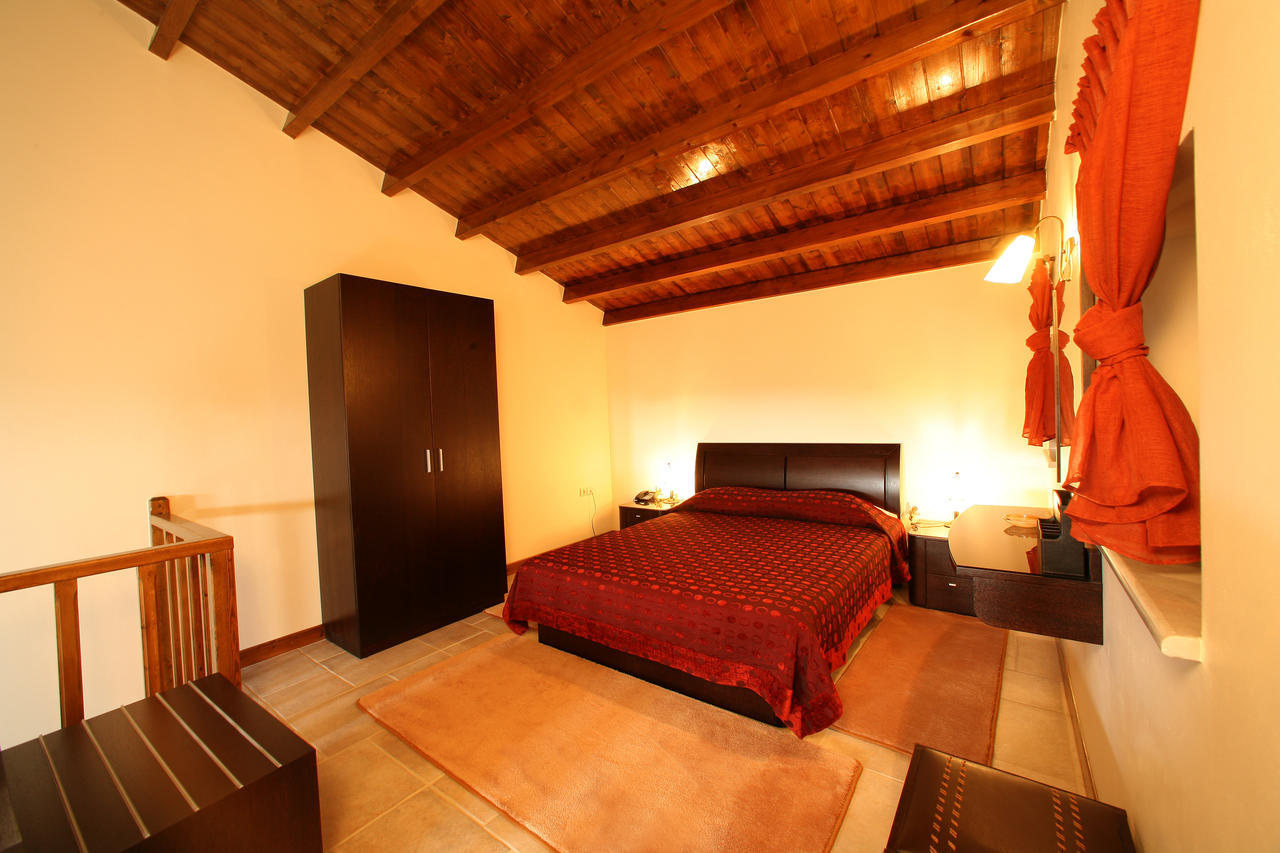 Arhontiko Parnona Hotel Karyes Bilik gambar