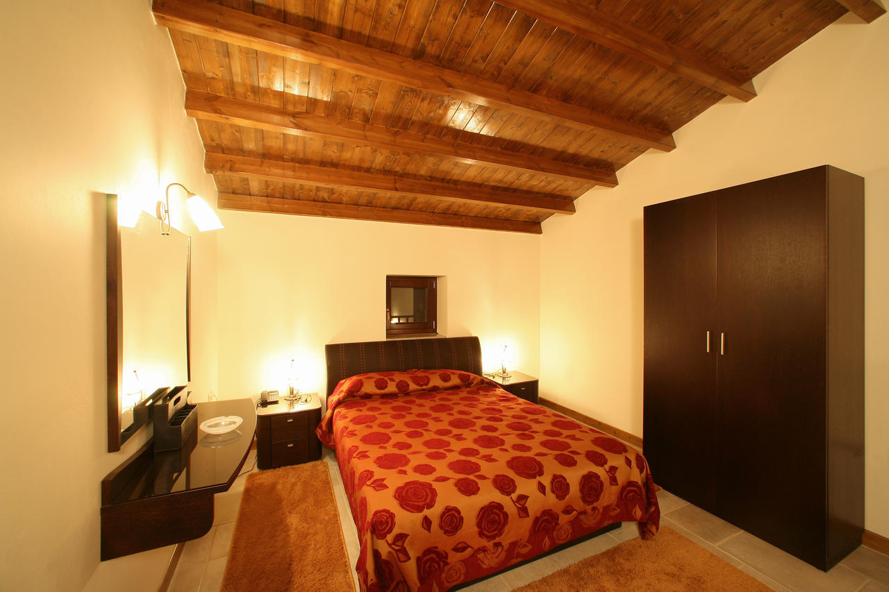 Arhontiko Parnona Hotel Karyes Luaran gambar